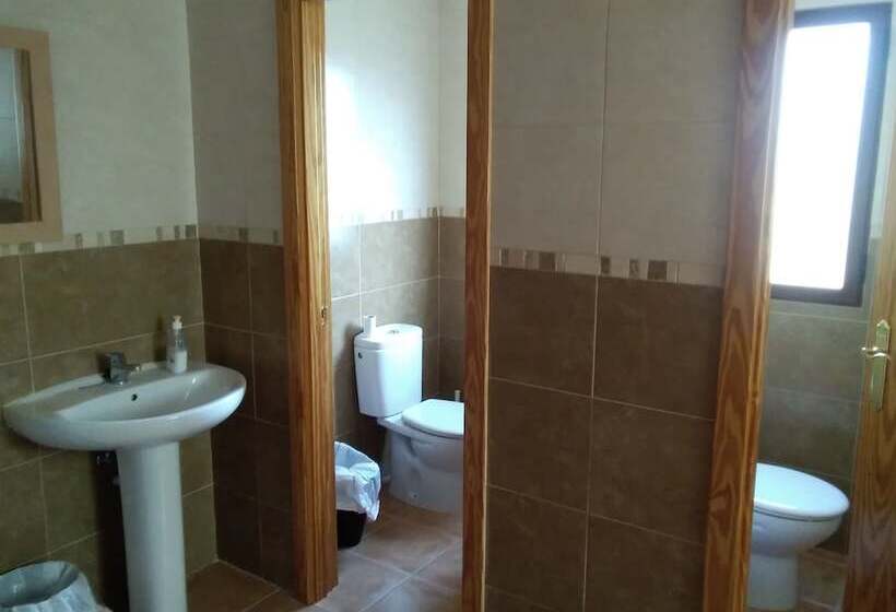 غرفة قياسية ثلاثية حمام مشترك, Casa Rural Albergue Fuente Bellido   Hostel