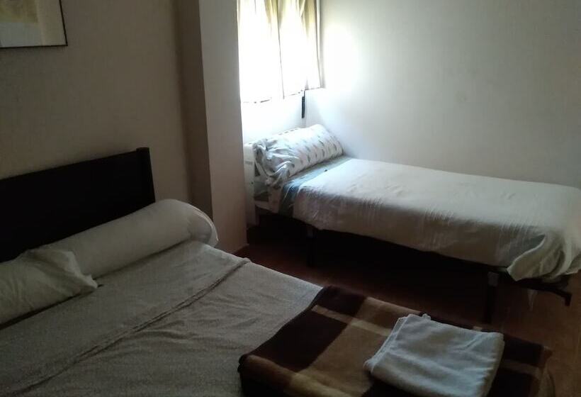 غرفة قياسية ثلاثية حمام مشترك, Casa Rural Albergue Fuente Bellido   Hostel