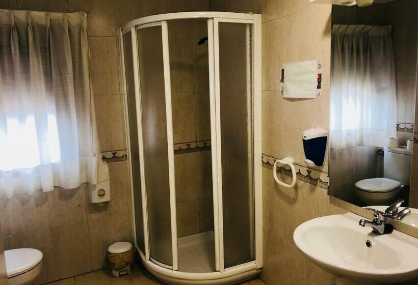 اتاق استاندارد سه تخته با سرویس بهداشتی مشترک, Pension La Estacion