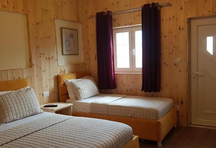 غرفة قياسية ثلاثية, Guesthouse Lord Byron