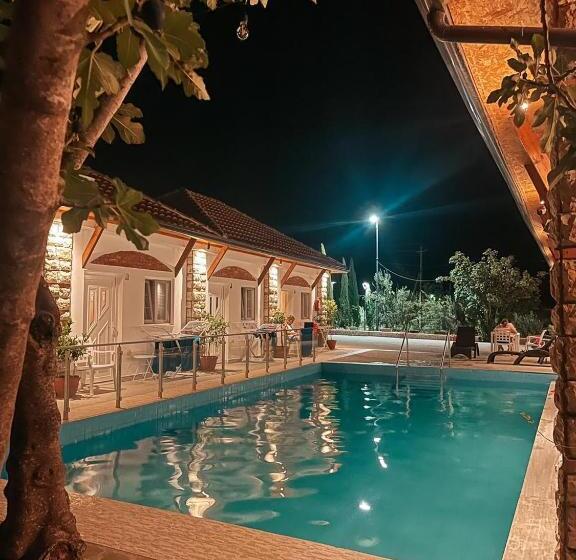 اتاق خانوادگی با چشم‌انداز کوه, Guesthouse Lord Byron