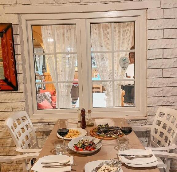 غرفة قياسية مطلّة علي حمام السباحة, Guesthouse Lord Byron