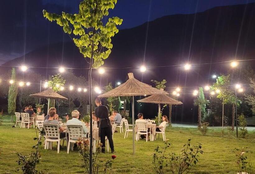 اتاق خانوادگی با چشم‌انداز باغ, Guesthouse Lord Byron
