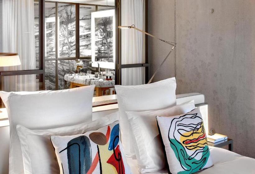 اتاق لوکس با چشمانداز دریا, Lily Of The Valley