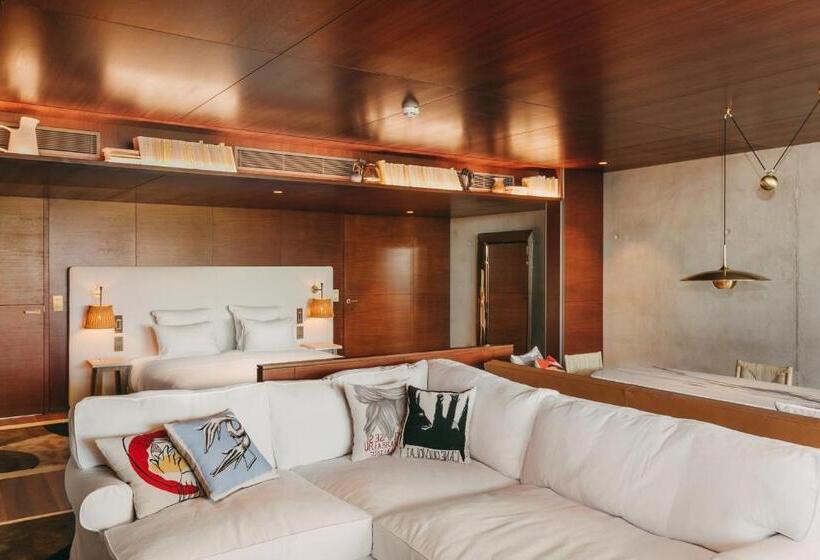 سوییت با استخر, Lily Of The Valley