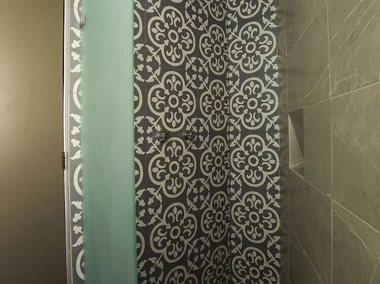 Superior Szoba, Marti