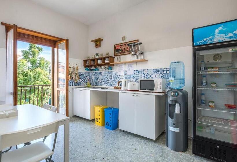 חדר דלוקס נוף לגינה, Travelershome Morena Guesthouse