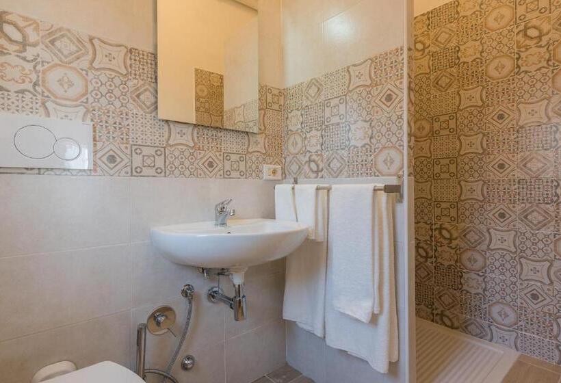 חדר דלוקס עם מרפסת, Travelershome Morena Guesthouse