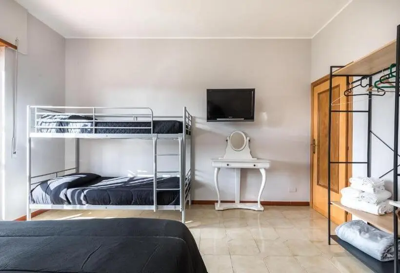 اتاق لوکس با بالکن, Travelershome Morena Guesthouse