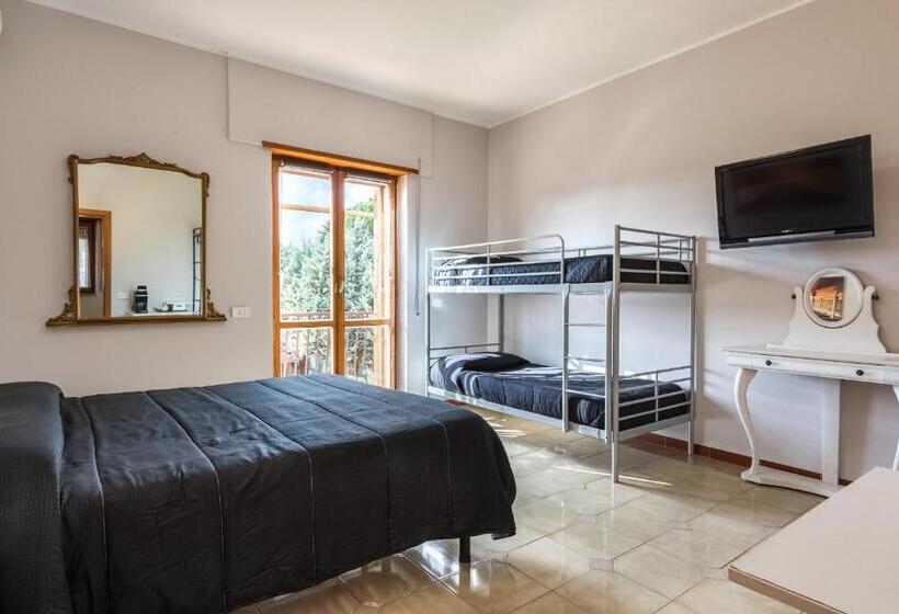 חדר דלוקס עם מרפסת, Travelershome Morena Guesthouse