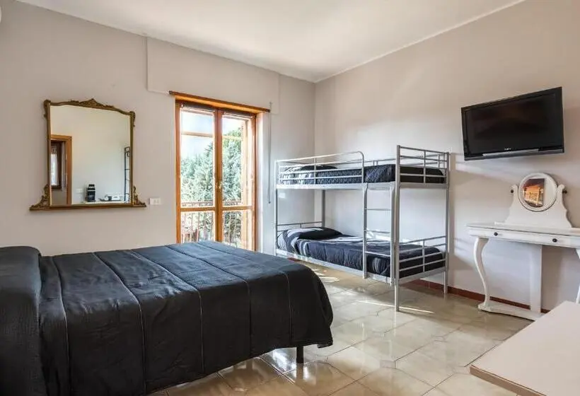 اتاق لوکس با بالکن, Travelershome Morena Guesthouse