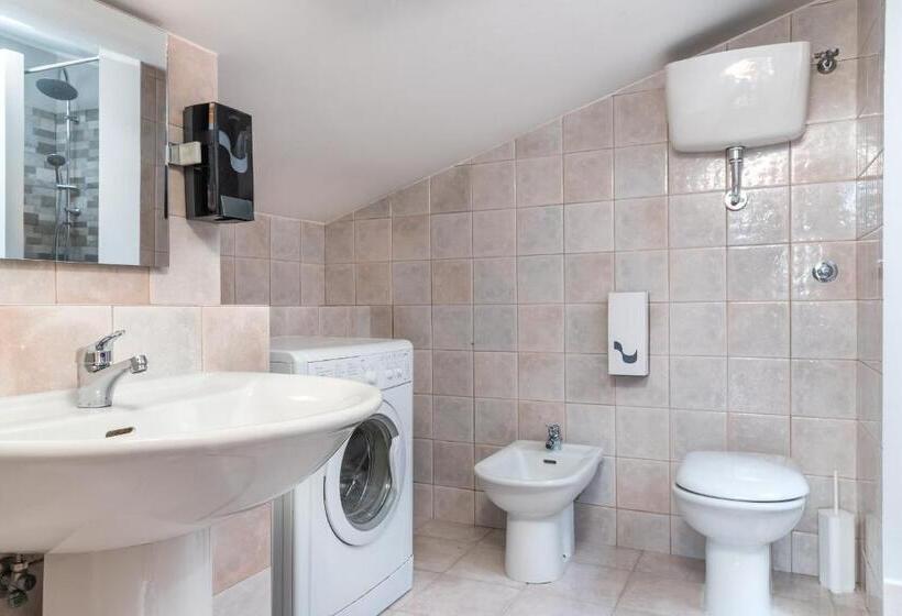 חדר סטנדרט טריפל חדר רחצה חיצוני, Travelershome Morena Guesthouse