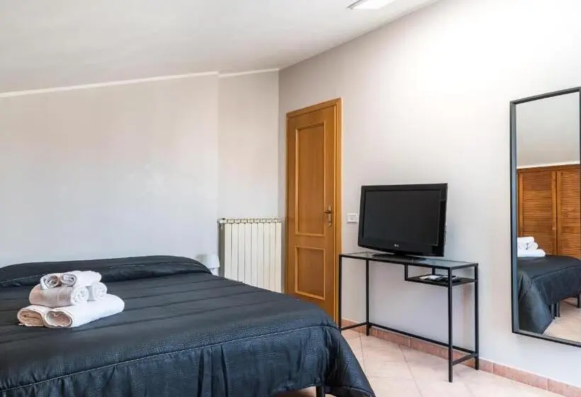 اتاق سه‌نفرۀ استاندارد با سرویس بهداشتی بیرون از اتاق, Travelershome Morena Guesthouse