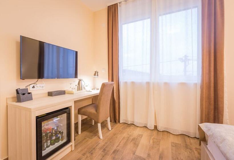 اتاق خانوادگی, Mar Garni