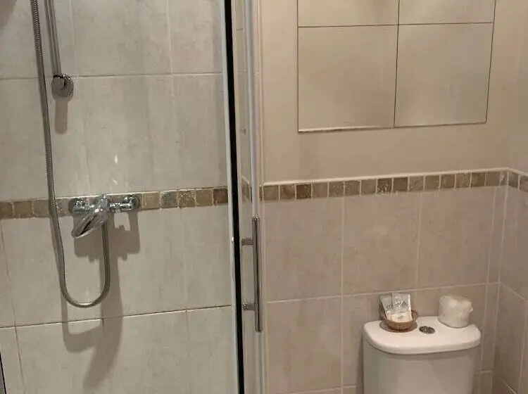اتاق استاندارد یک نفره, Rivendell Guest House
