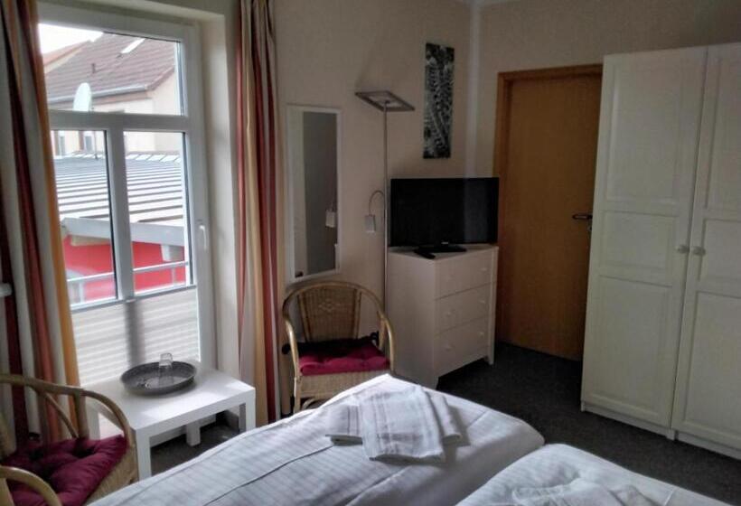 이코노미 룸, Am Weinbergschloss