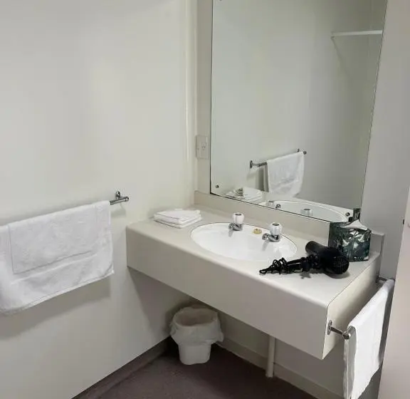 スタンダードスタジオ, Helensborough Motor Inn