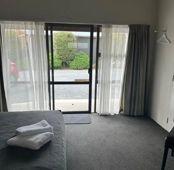 スタンダードスタジオ, Helensborough Motor Inn