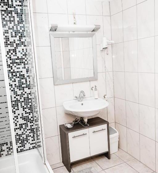 חדר סטנדרט לשלושה, Feierabend Elsdorf