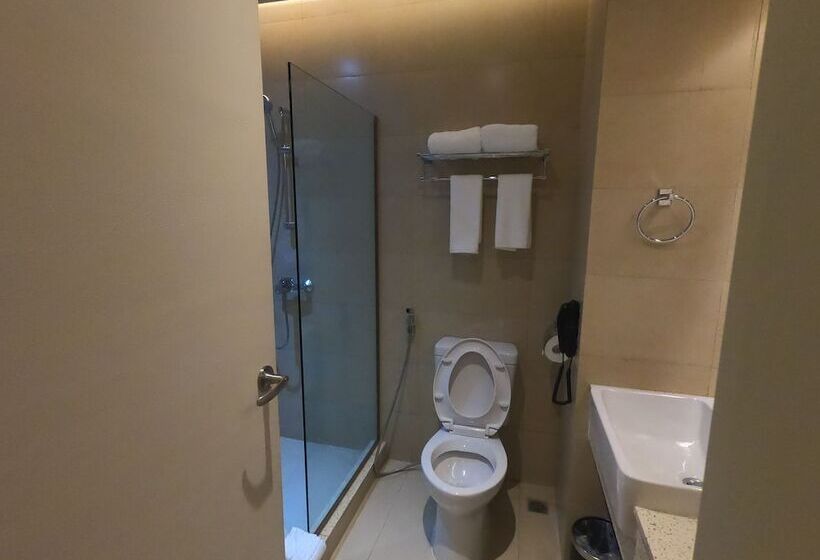 디럭스 룸, The Monarch