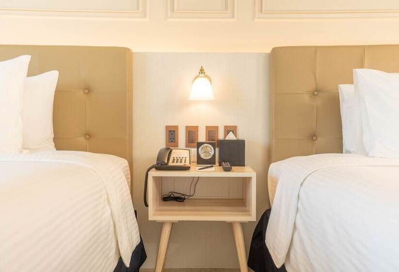 디럭스 룸, The Monarch