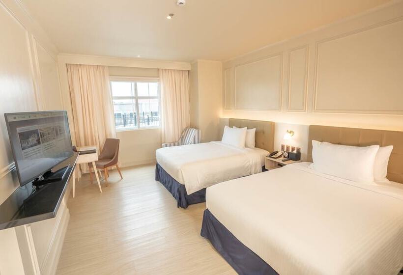 디럭스 룸, The Monarch