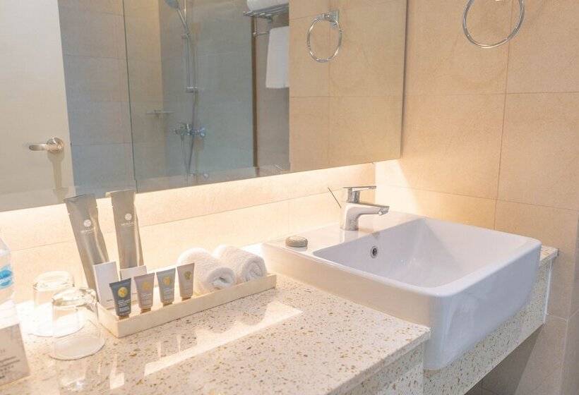 디럭스 룸, The Monarch