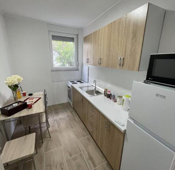 اتاق استاندارد, Guesthouse Check In