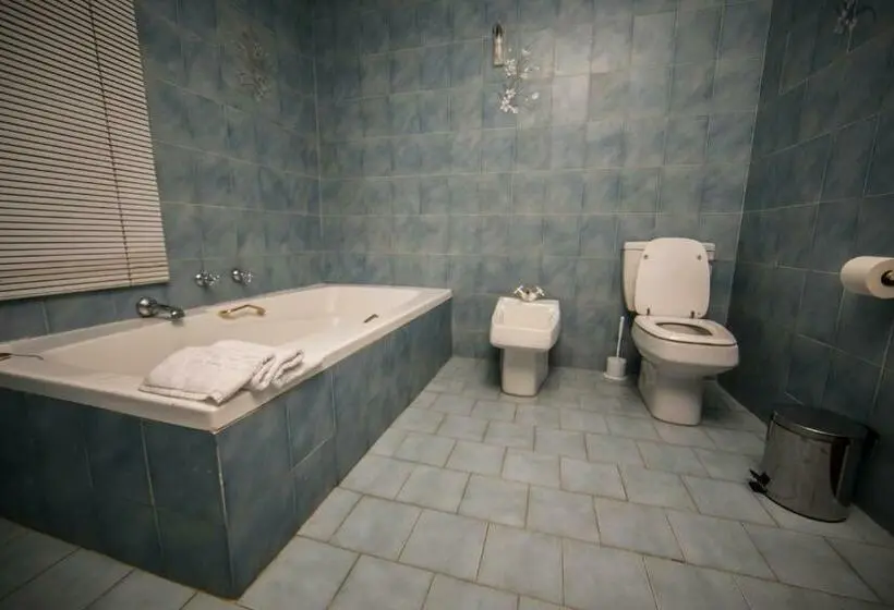 Deluxe Suite King Bed, Kingfisher Lodge