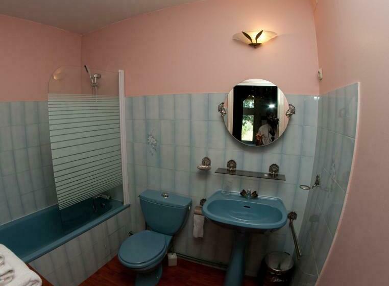 디럭스 룸, Château De Lastours