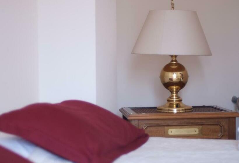 Номер Deluxe, Château De Lastours