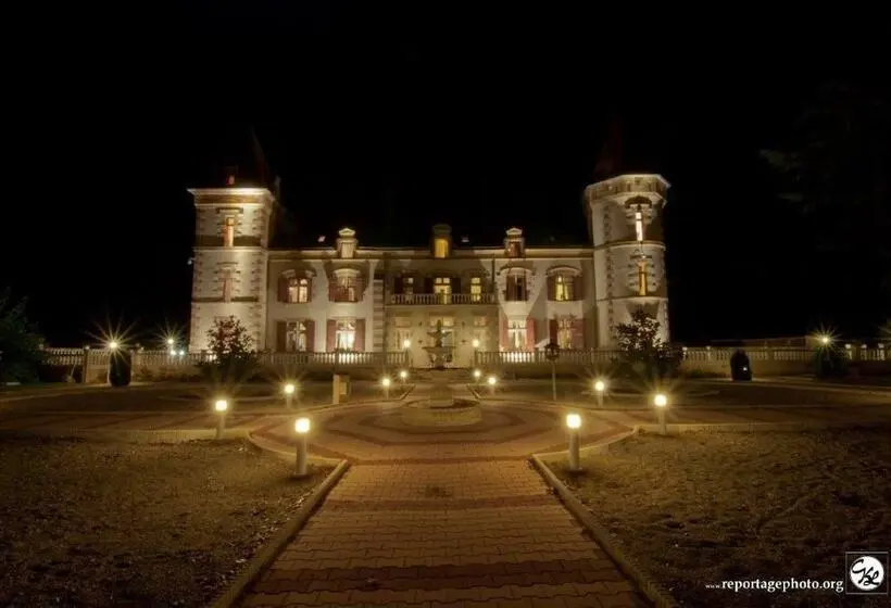 Bisneshuone, Château De Lastours