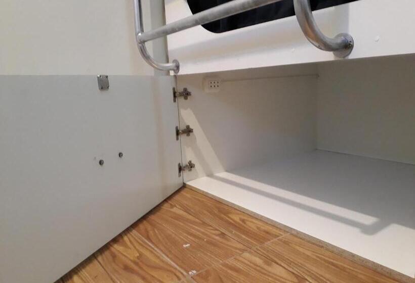 Economy Quadruple Room, California Calca