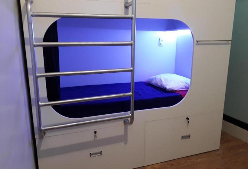 Economy Quadruple Room, California Calca