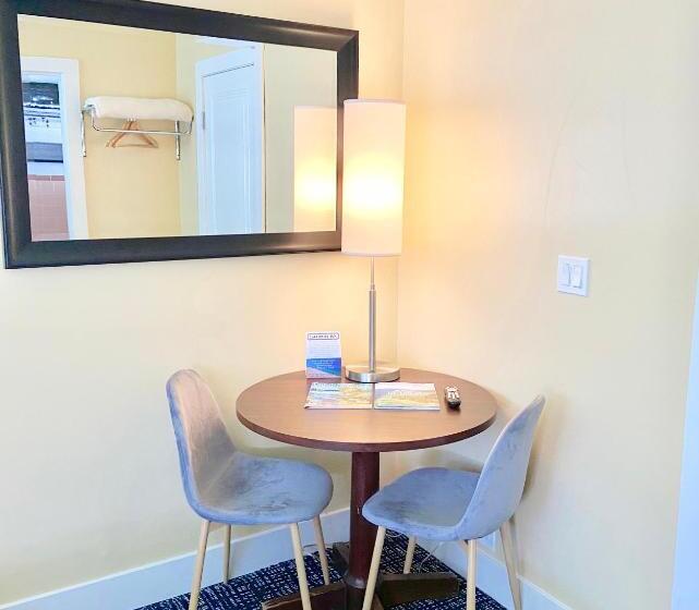 Номер Стандарт, Elk Rapids Lakeshore Inn