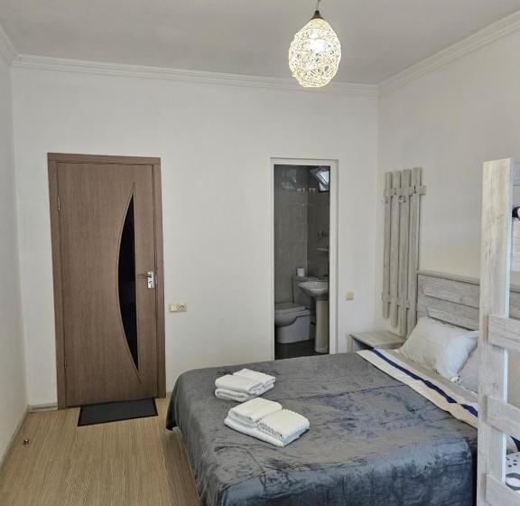 اتاق خانوادگی, Junona