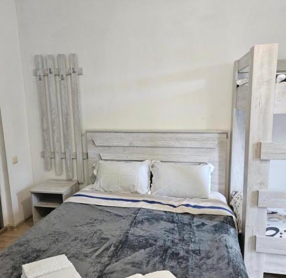 اتاق خانوادگی, Junona