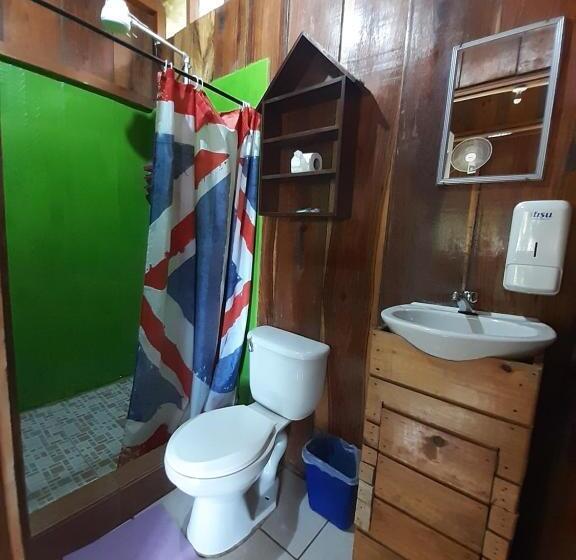 اتاق استاندارد چهار تخته, Oasis The Traveler