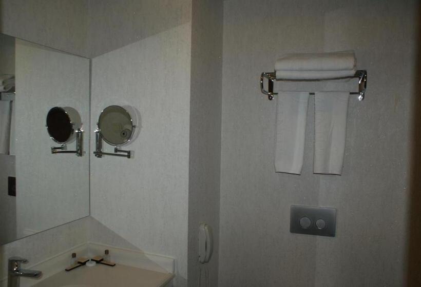 标准三人间, Carmine Otel