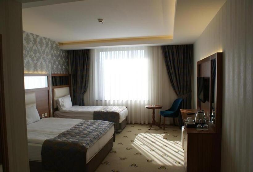 标准三人间, Carmine Otel