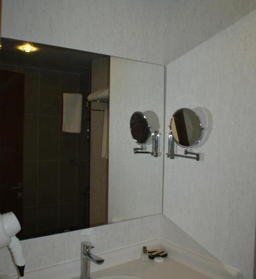 标准三人间, Carmine Otel