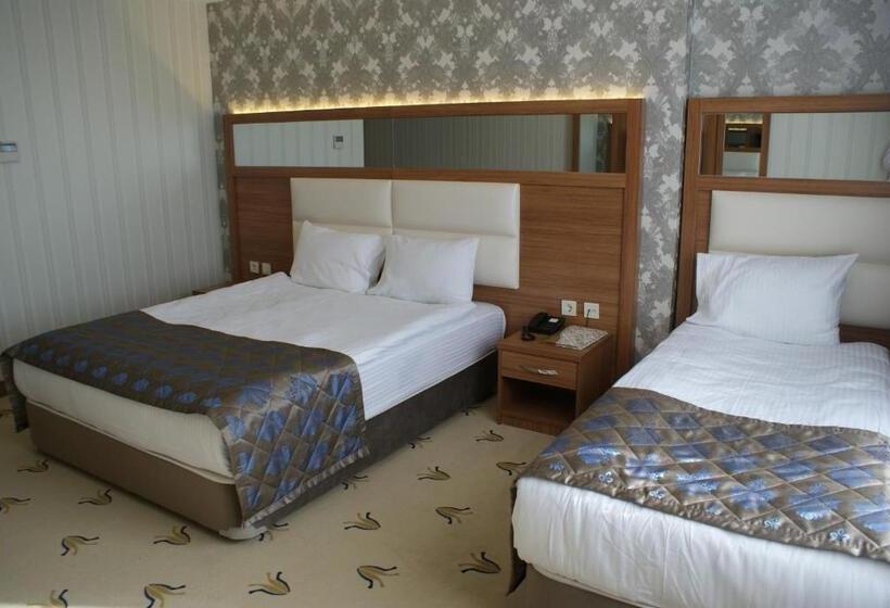 标准三人间, Carmine Otel