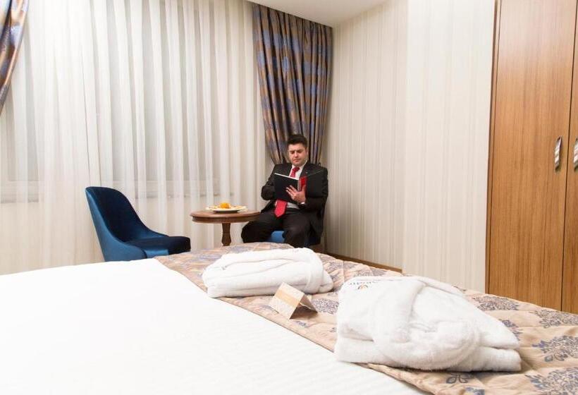 标准单人间, Carmine Otel