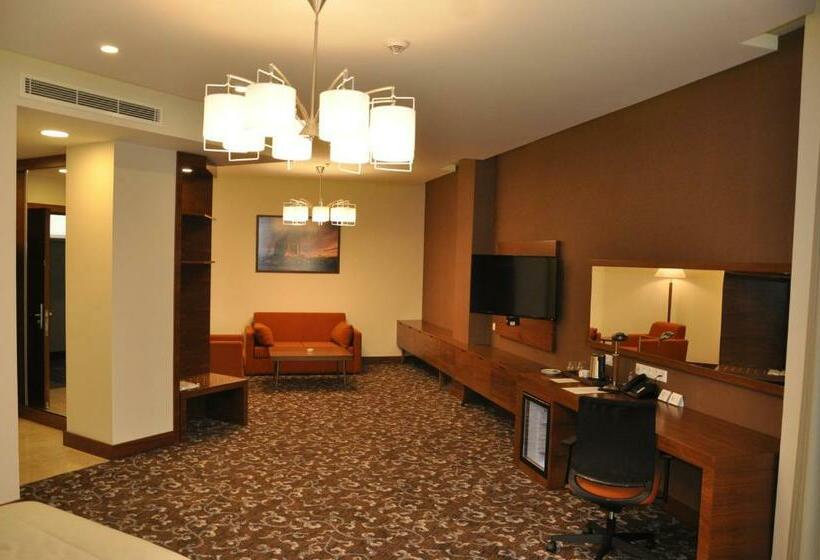 استودیوی لوکس, Kurmick Maysan