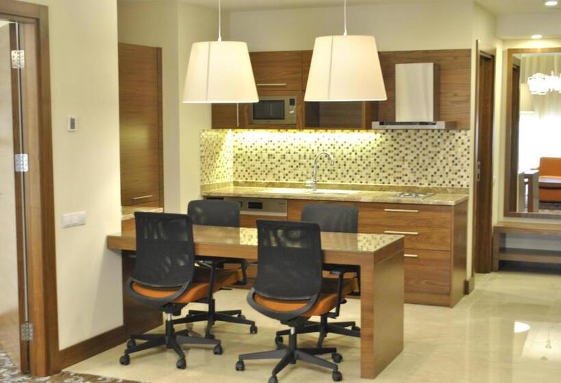 سوییت لوکس, Kurmick Maysan