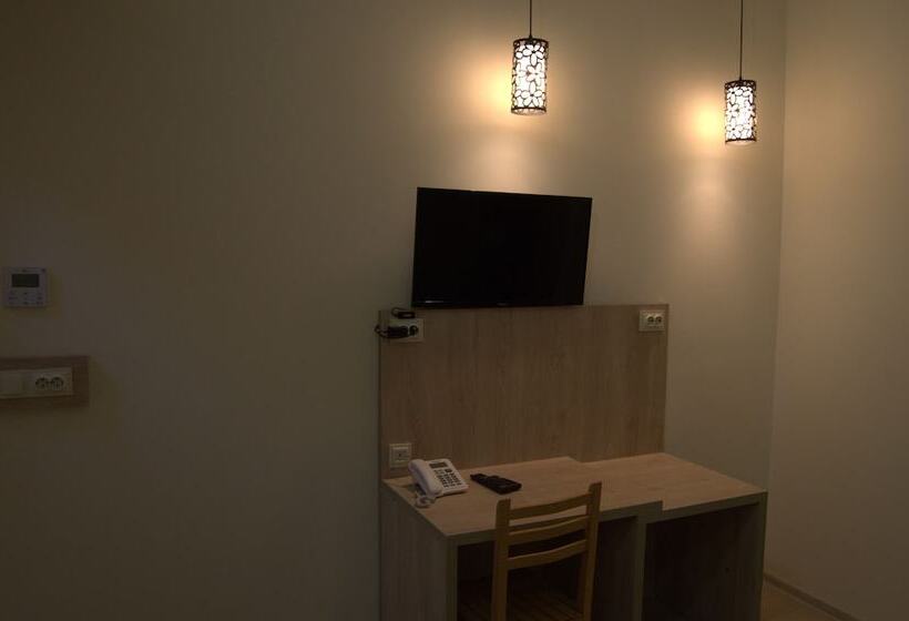 اتاق کلاسیک سه تخته, Twins Wine Cellar