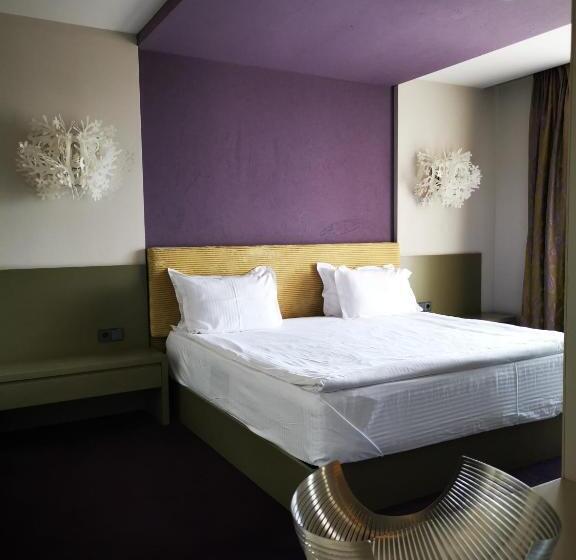 جناح جونيور, Park Hotel Romantica