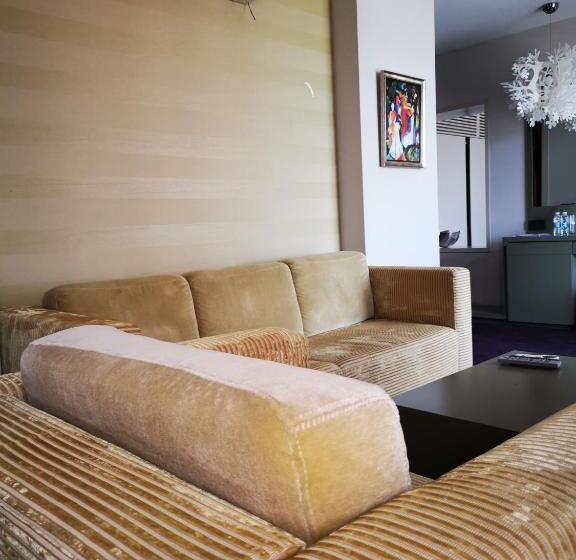 جناح جونيور, Park Hotel Romantica