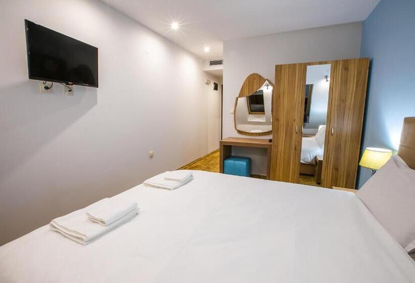 Standard-huone, Andon Angelov