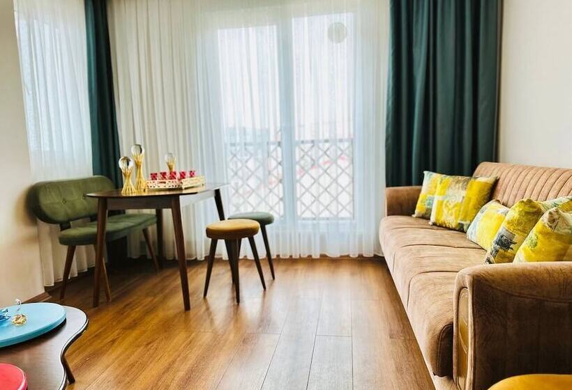 سوییت با چشم‌انداز دریا, Yusra Suit Trabzon